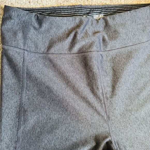 Under Armour Gray and Black Stretch Capris - Picture 4 of 9